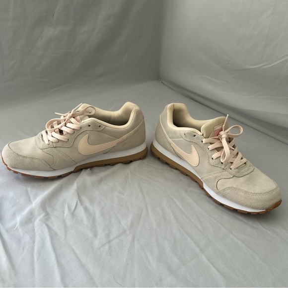 Nike MD Runner SE Guava Ice Gum W Size 10 - Picture 2 of 6